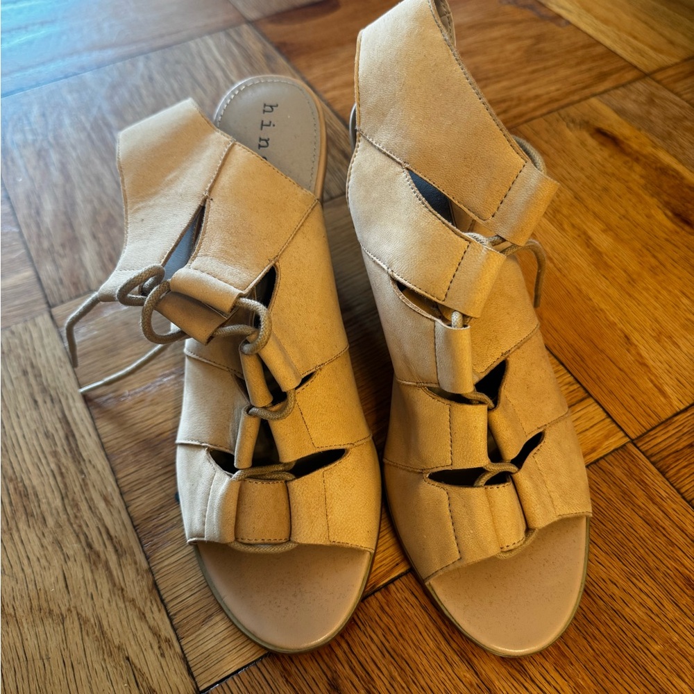 🌑NWOT Beige Strappy Booties